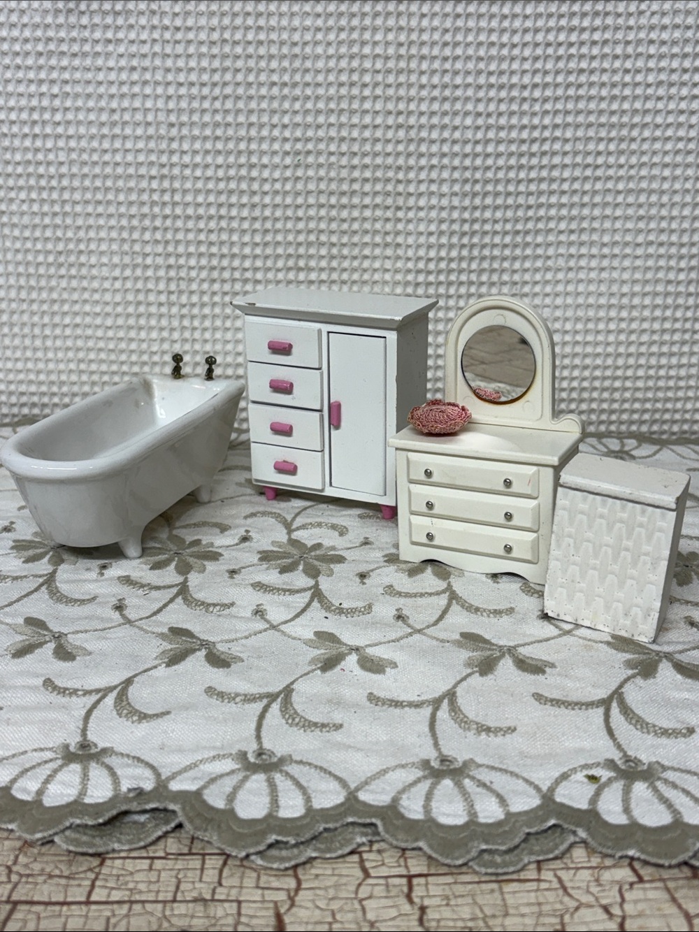 Dollhouse bathroom/bedroom furniture